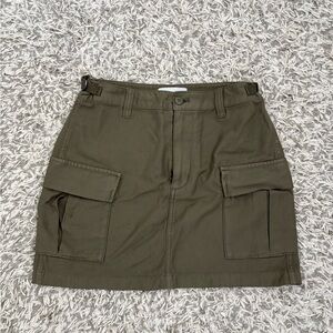 Aritzia TNA Olive Cargo Pocket Mini Skirt, size 8